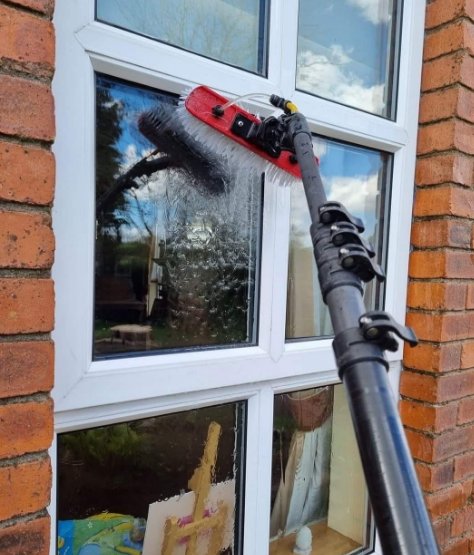 Window cleaning with water-fed pole